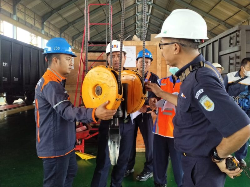 Berkat Karunia Metalindo - Perbaikan Crane Jack di PT KAI