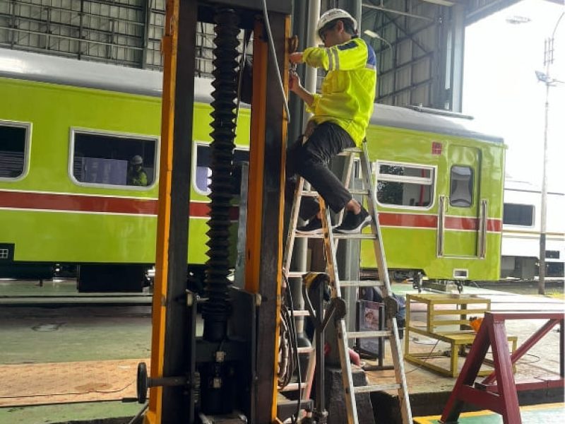 Berkat Karunia Metalindo - Perbaikan Lifting Jack di PT KAI 03